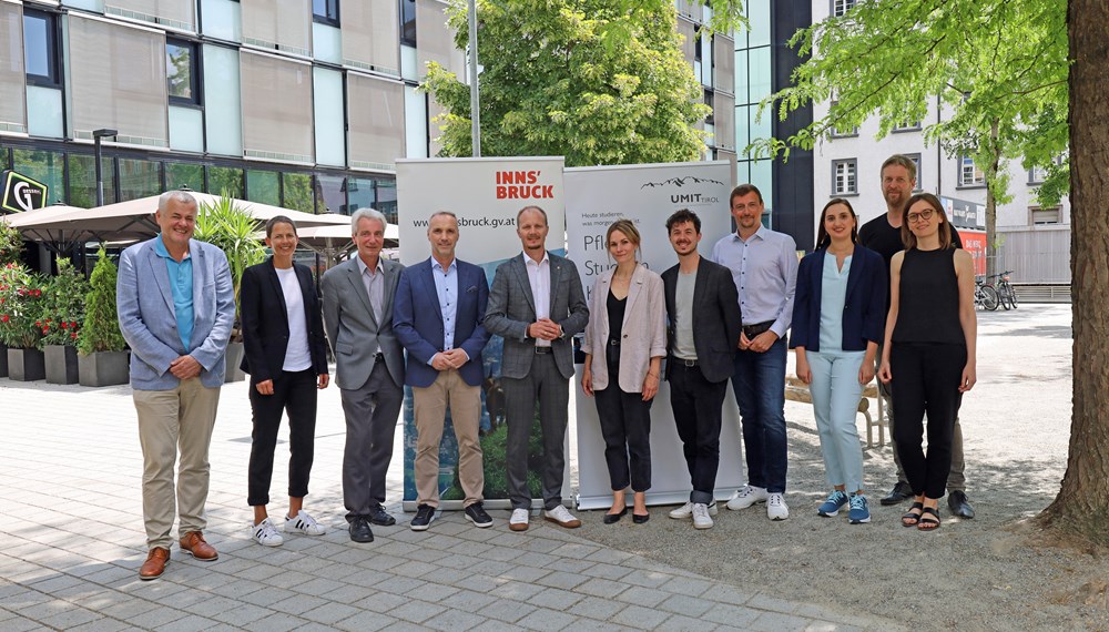 Vizebürgermeister Johannes Anzengruber (5. v.l.) empfing das Team der UMIT Tirol (Margarethe Achenrainer 2. v.l., Gerhard Müller 3. v.l., Harald Stummer 4. v.l., Silvia Angerer r. sowie Chiara Messina 3. v.r.) gemeinsam mit Vertretern der ISD (ISD-GF Hubert Innerebner, l.) und der Stadt im Innsbrucker Rathaus.