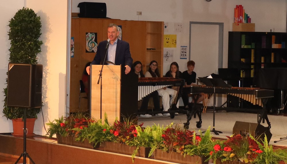 „Nicht wir zeichnen euch aus – ihr zeichnet euch aus“, betont Innsbrucks Bürgermeister Georg Willi in seiner Ansprache an die erfolgreichen SchülerInnen.