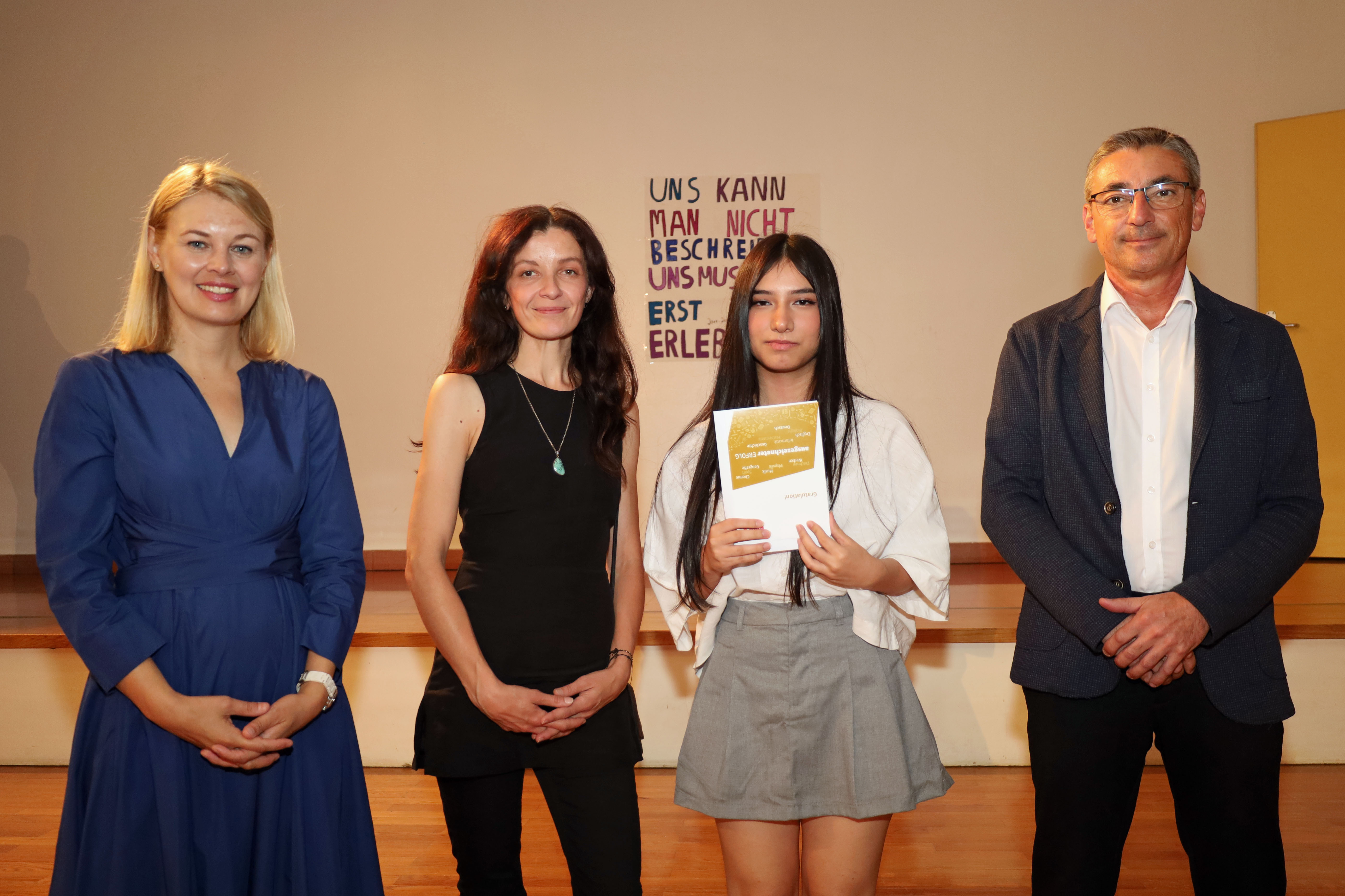 Bildungsstadträtin Elisabeth Mayr (l.) und Schulqualitätsmanager Dietmar Meinschad (r.) mit der ausgezeichneten Schülerin der Mittelschule Hötting.