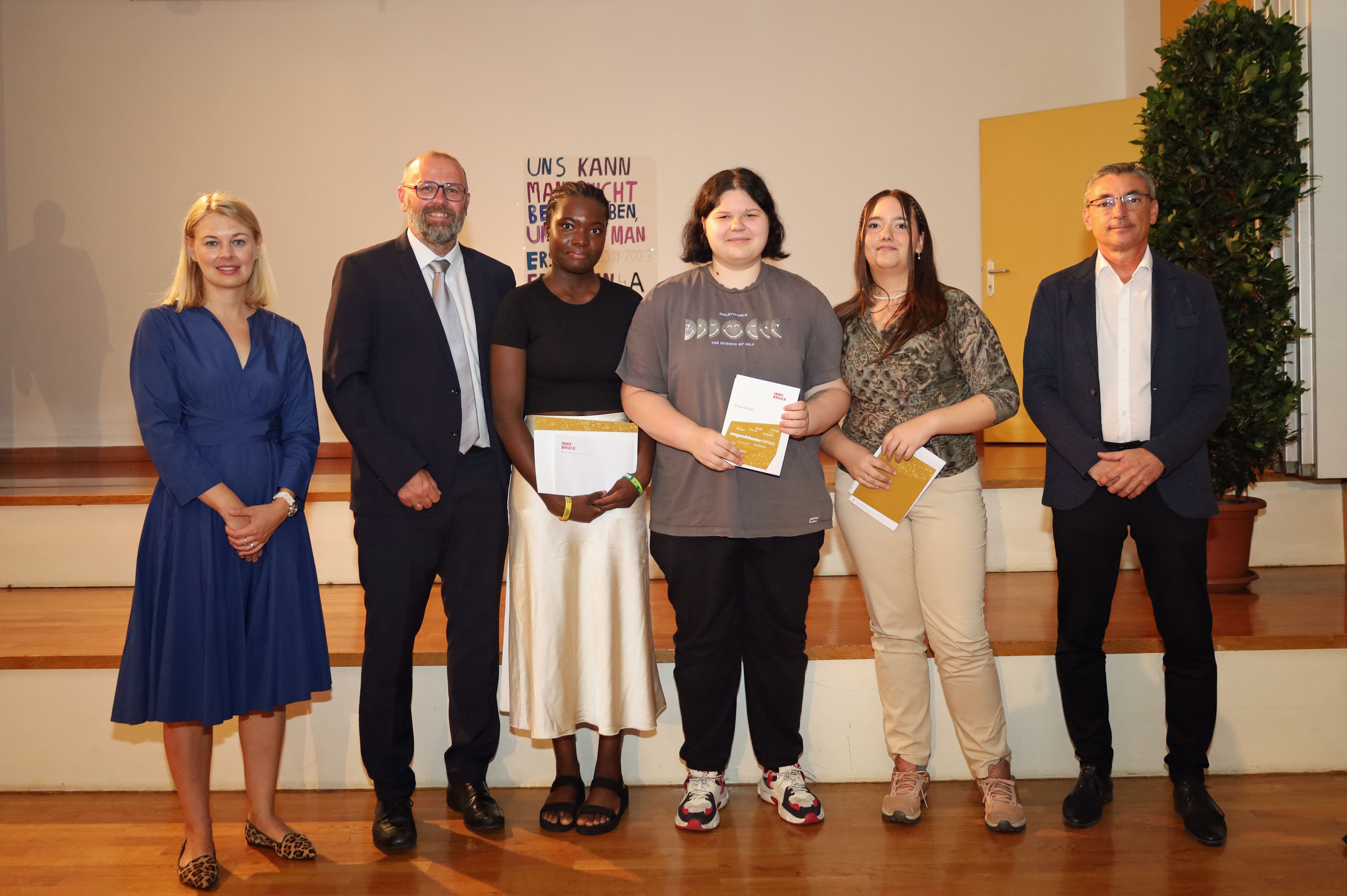 Bildungsstadträtin Elisabeth Mayr (l.) und Schulqualitätsmanager Dietmar Meinschad (2.v.l.) mit den ausgezeichneten SchülerInnen der Mittelschule Olympisches Dorf.