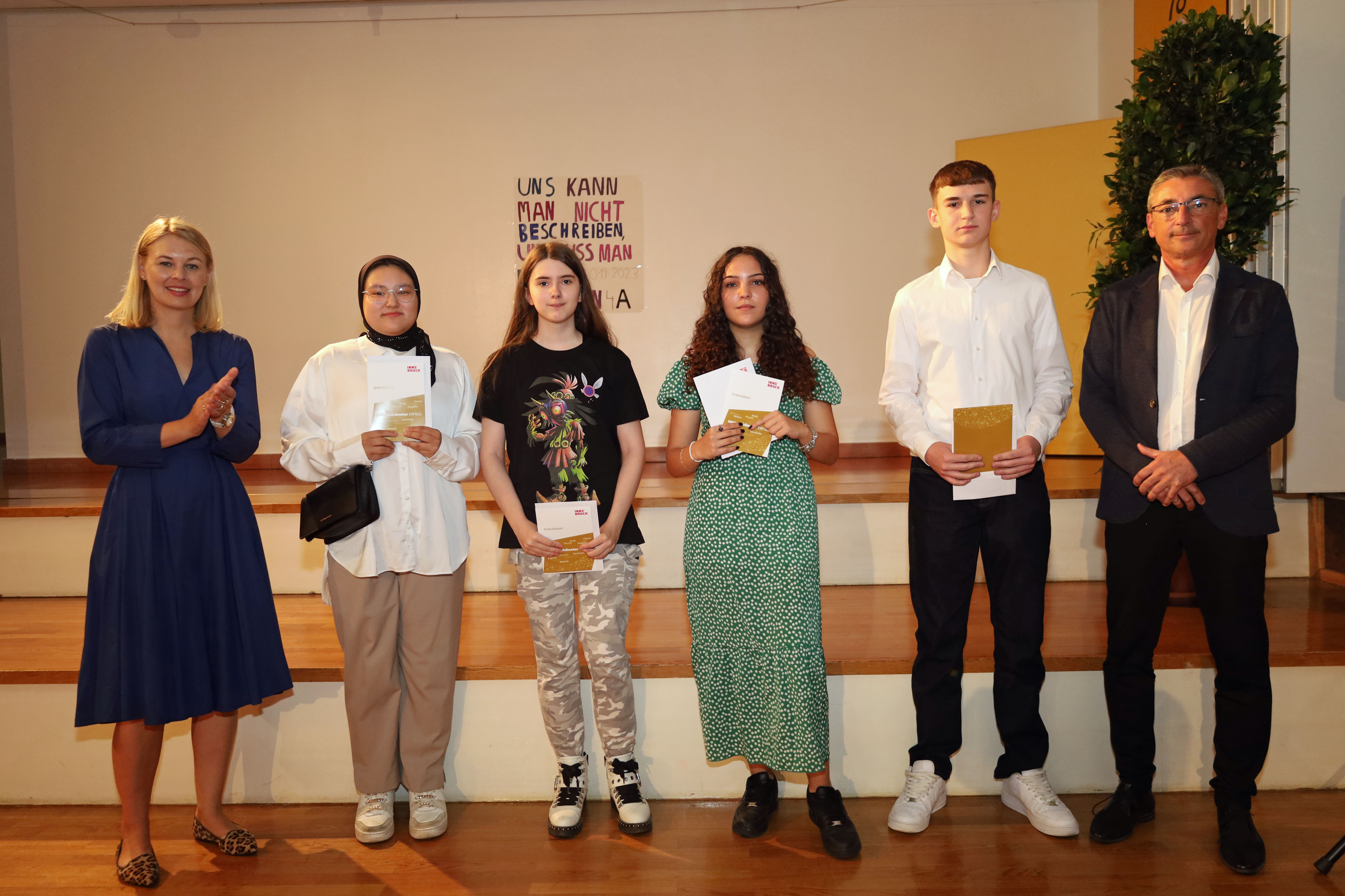 Bildungsstadträtin Elisabeth Mayr (l.) und Schulqualitätsmanager Dietmar Meinschad (r.) mit den ausgezeichneten SchülerInnen der Polytechnischen Schule Innsbruck.