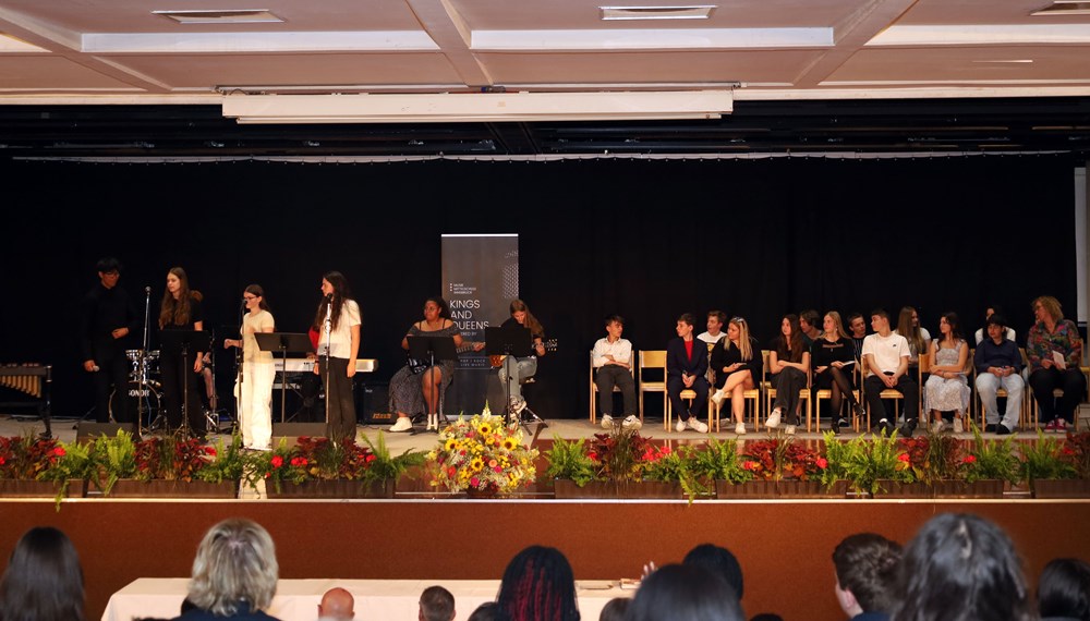 Für einen feierlichen musikalischen Rahmen sorgten die Schulband sowie das Vokalensemble der Klasse 4b der Musikmittelschule.