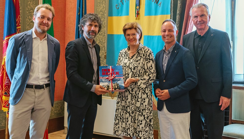 Stadträtin Christine Oppitz-Plörer, Vizebürgermeister Markus Lassenberger (2. v.r.) und Stadtrat Rudi Federspiel (r.) überbrachten eine digitale Einladung für einen Innsbruck-Besuch im Herbst an Bürgermeister Damiano Tommasi (2. v.l.) und Gemeinderat Giacomo Conta (zuständig für europäische Agenden).