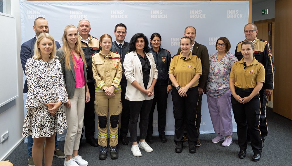 (v.l.n.r.) Stadträtin Elisabeth Mayr, Renè Sukopf (Marke und Markenkommunikation), Victoria Klausner (Amt für Personalwesen), Landesfeuerwehrinspektor Alfons Gruber, Marlene Haider (Freiwillige Feuerwehr), Branddirektor Helmut Hager, Landtagsabgeordnete Zeliha Arslan, Maria Nuener (Berufsfeuerwehr), Marion Liebl (Freiwillige Feuerwehr), Vizebürgermeister Johannes Anzengruber, Sabine Floßmann (Gleichbehandlungs- und Lehrlingsbeauftragte), Nina Rippl (Freiwillige Feuerwehr) und Bezirks-Feuerwehrkommandant Gerhard Mayregger nahmen am ersten Kick-Off des Runden Tisches teil.