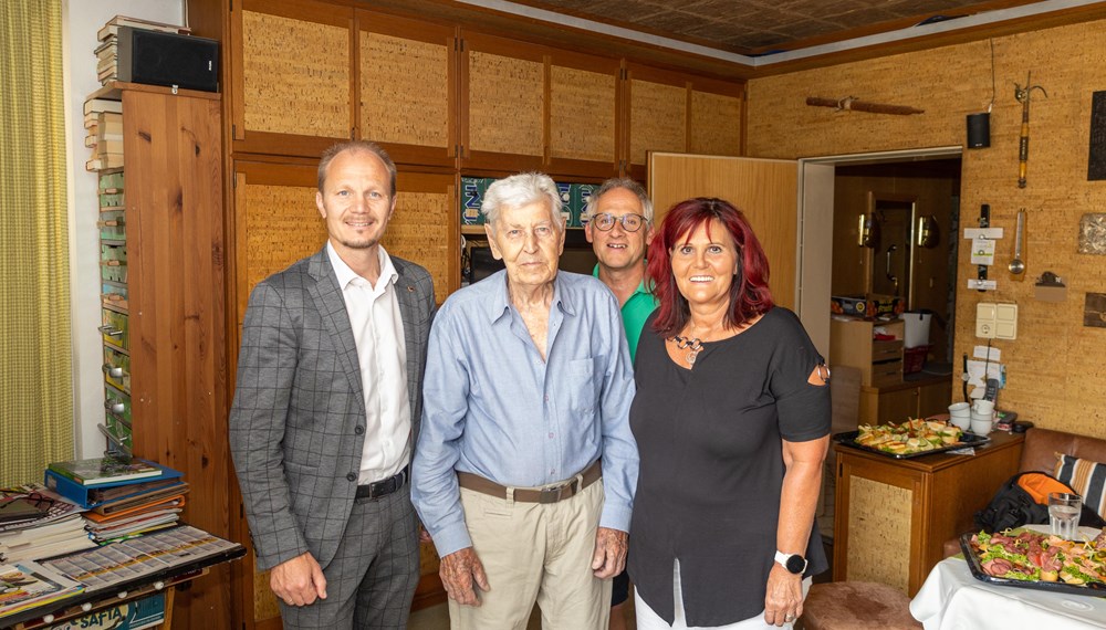 Vizebürgermeister Johannes Anzengruber gratulierte Simon Ebner im Beisein seiner Nichte Andrea und ihrem Gatten Josef zum 100. Geburtstag.