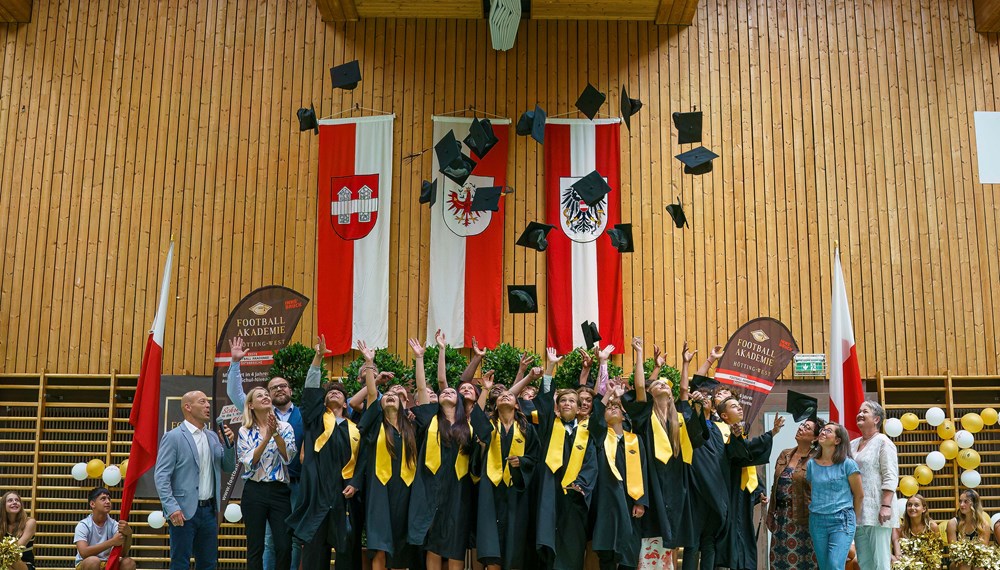 Abschlussfeier des siebten Jahrgangs der Football Akademie: Stadträtin Elisabeth Mayr (2. v. l.), Sabine Rainer, Direktorin der MS Hötting-West (r.) und der Leiter der Football Akademie Daniel Dieplinger (l.) freuten sich gemeinsam mit den AbsolventInnen.