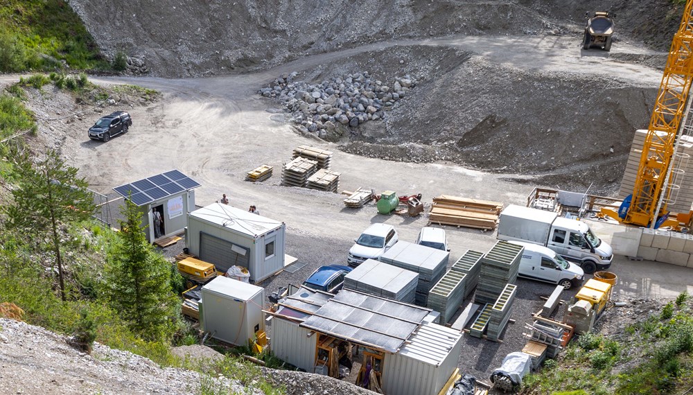 Die neue Anlage versorgt die Baustelle mit sauberer Energie und erzeugt bei optimalen äußeren Bedingungen bis zu drei Kilowatt pro Stunde.