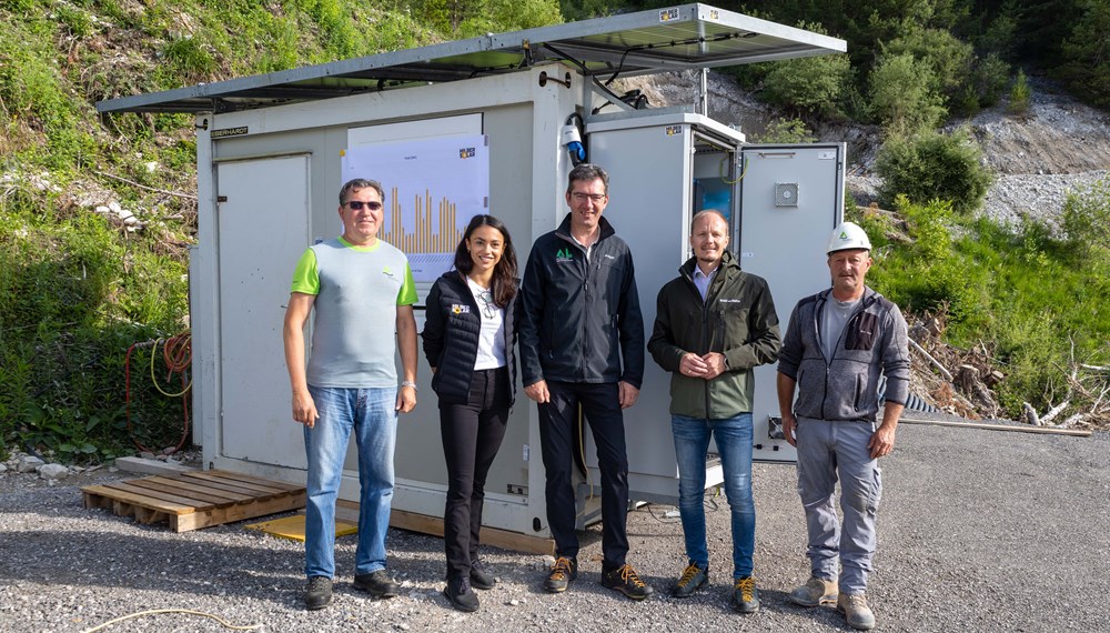 v. l. n. r.: Techniker Egmont Haas (WLV), Elisabeth Anna Pöll (Hilber Solar), Sektionsleiter Gebhard Walter (WLV) und Partieleiter Florian Haider (WLV) präsentierten Vizebürgermeister Johannes Anzengruber (2. v. r.) die neue Solaranlage bei der Baustelle Allerheiligenhof-Lawine.