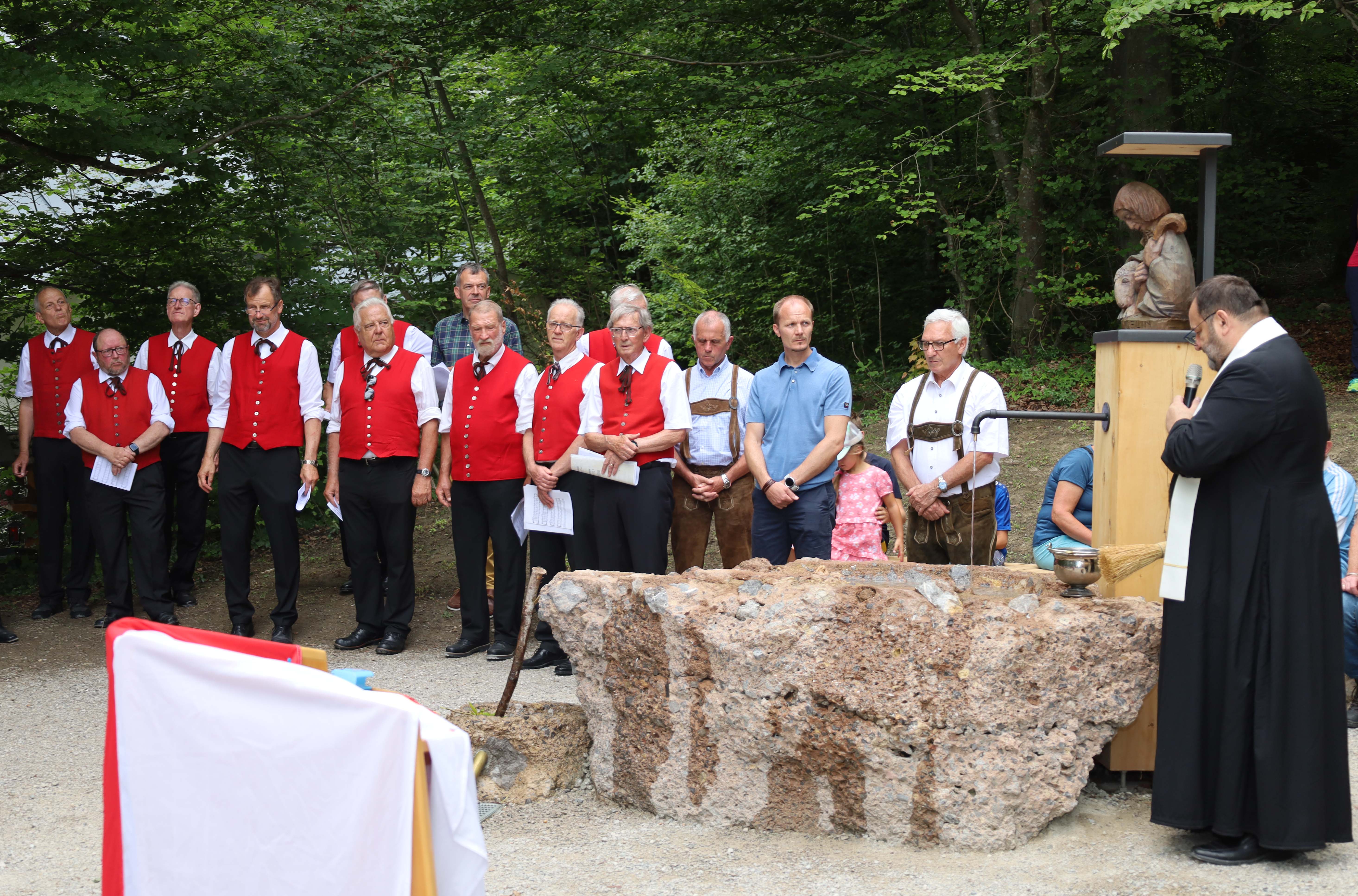 Der Höttinger Pfarrer Marek Ciesielski segnete den neuen Brunnen, der dem heiligen Wendelin geweiht ist.
