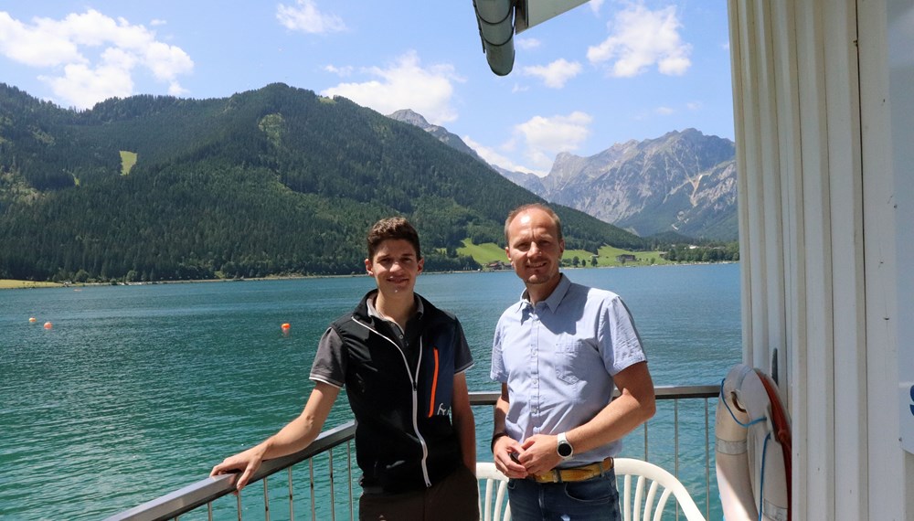 Vizebürgermeister Johannes Anzengruber (r.) und Referent Florian Jäger (l.) freuen sich über die florierende städtische Verwaltung des Achensees.