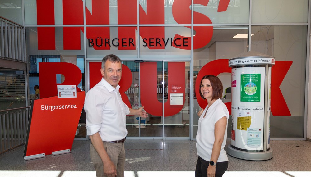 Bürgermeister Georg Willi und Sonja Lezuo laden Interessierte zur Teuerungsberatung im Bürgerservice ein.
