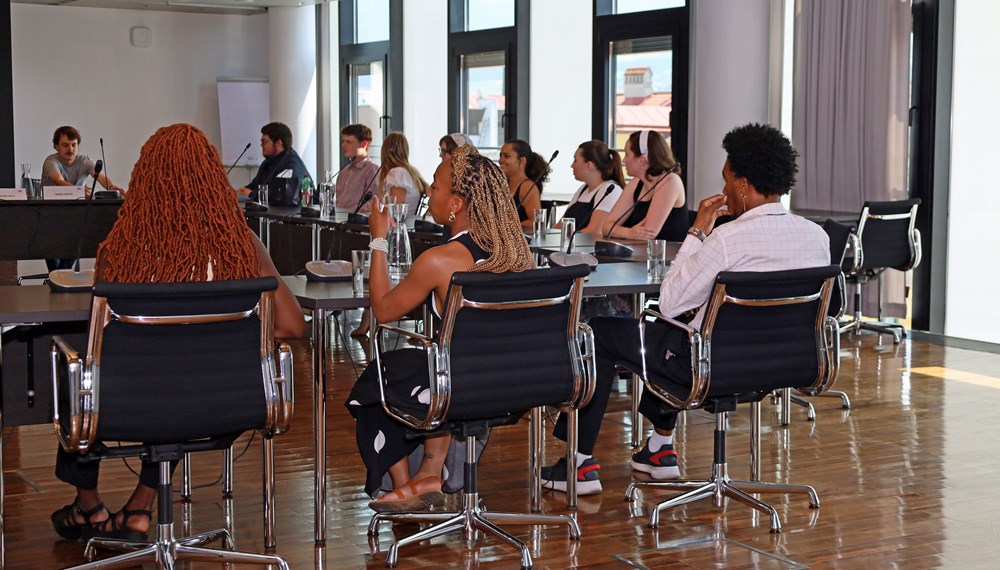 StudentInnen aus New Orleans besuchen jährlich die Stadt Innsbruck, um an der „International Summer School“ teilzunehmen, die seit 1976 in Kooperation mit der Universität stattfindet. Die ressortzuständige Stadträtin Christine Oppitz-Plörer (6.v.l.) und die GemeinderätInnen Andrea Dengg (l.), Benjamin Plach (2.v.l.), Dejan Lukovic (4.v.l.), Marcela Duftner (5.v.l.), und Gerhard Fritz (3.v.l) begrüßen die Studierenden aus der USA. Die Stadträtin Christine Oppitz-Plörer (r), und die Programmdirektorin der „UNO-Innsbruck International Summer School“ Irene Ziegler (l), gratulieren dem Studenten Carson P. Keller aus New Orleans zum Stipendium zur Teilnahme an der UNO Summer School der Tiroler Landeshauptstadt.