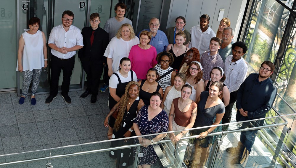 StudentInnen aus New Orleans besuchen jährlich die Stadt Innsbruck, um an der „International Summer School“ teilzunehmen, die seit 1976 in Kooperation mit der Universität stattfindet. Die ressortzuständige Stadträtin Christine Oppitz-Plörer (6.v.l.) und die GemeinderätInnen Andrea Dengg (l.), Benjamin Plach (2.v.l.), Dejan Lukovic (4.v.l.), Marcela Duftner (5.v.l.), und Gerhard Fritz (3.v.l) begrüßen die Studierenden aus der USA. Die Stadträtin Christine Oppitz-Plörer (r), und die Programmdirektorin der „UNO-Innsbruck International Summer School“ Irene Ziegler (l), gratulieren dem Studenten Carson P. Keller aus New Orleans zum Stipendium zur Teilnahme an der UNO Summer School der Tiroler Landeshauptstadt.