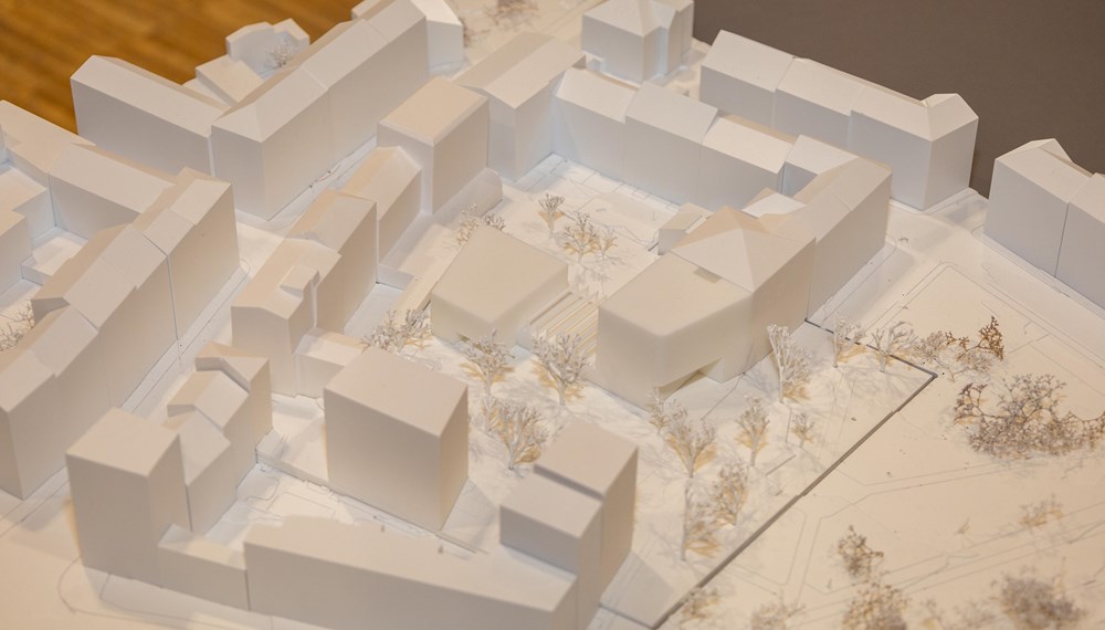 BU2: Das Modell des neuen Kinderzentrums in der Leopoldstraße. Im Vordergrund der Pechepark, der schließlich eine Symbiose mit dem neuen Gebäude bildet. © P. Brandstätter