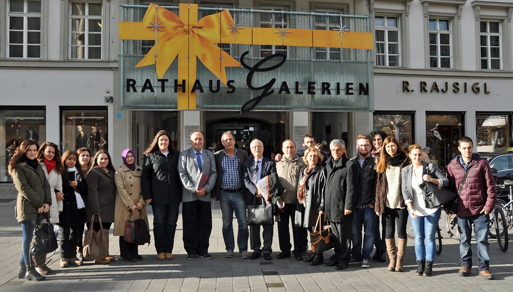 Zehn türkische Studierende, die künftig Deutsch unterrichten werden, reisten Ende November anlässlich einer Kulturwoche in die Tiroler Landeshauptstadt. Gemeinsam mit Professoren der Universität Bursa Uludağ und dem neu gegründeten Türkischen Elternverein Tirol statteten sie auch dem Innsbrucker Rathaus einen Besuch ab, wo sie von Stadtrat Mag. Gerhard Fritz empfangen wurden und über ihre Heimatstadt berichteten.