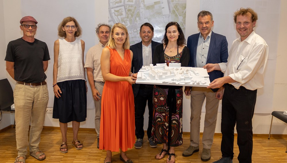 v. l. n. r.: Thomas Wolf (ISD Bereichsleiter Kinderzentren), Amtsleiterin Martina Zabernig (Kinder, Jugend und Generationen, Stadt Innsbruck), Walter Aistleitner (IIG, Projektleiter), Stadträtin Elisabeth Mayr, Franz Danler (IIG-Geschäftsführer), Architektin Susanne Seyfert (ARCHITEKTURBÜRO 1 ZT GmbH), Bürgermeister Georg Willi und Architekt Matthias Seyfert (ARCHITEKTURBÜRO 1 ZT GmbH) bei der Präsentation des neuen Kinderzentrums Pechegarten im Stadtteiltreff Wilten.