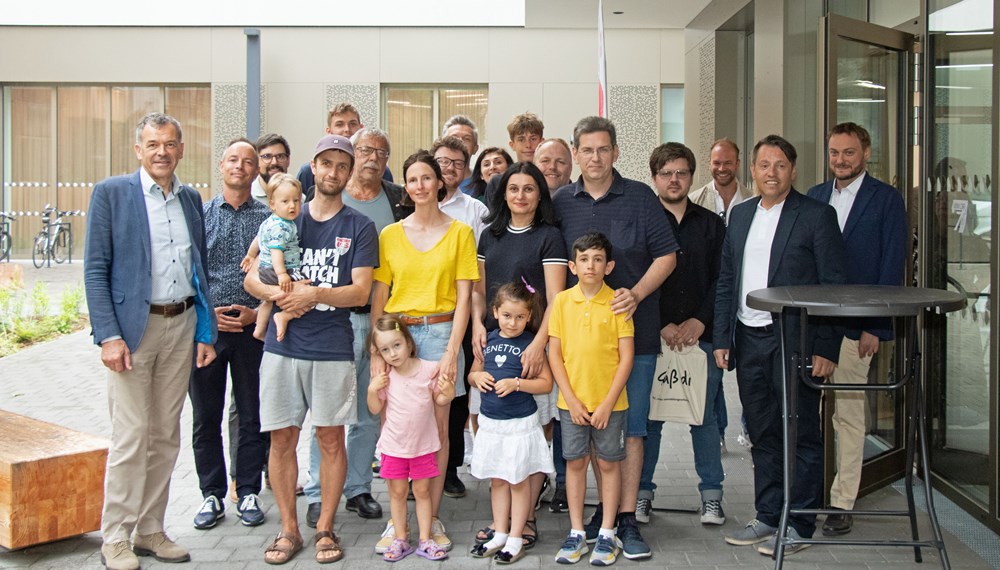Bürgermeister Georg Willi (l.), Vizebürgermeister Markus Lassenberger (2.v.l.), die Gemeinderäte Gerhard Fritz (2. R., 2.v.l.), Benjamin Plach (2.R, 3.v.l.), Lucas Krackl (2.R., 4.v.l.) und IIG-Geschäftsführer Franz Danler (2.v.r) freuen sich gemeinsam mit den MieterInnen sowie Vertretern der Baufirma und der Hausverwaltung über zwölf neue städtische Mietwohnungen in Pradl.