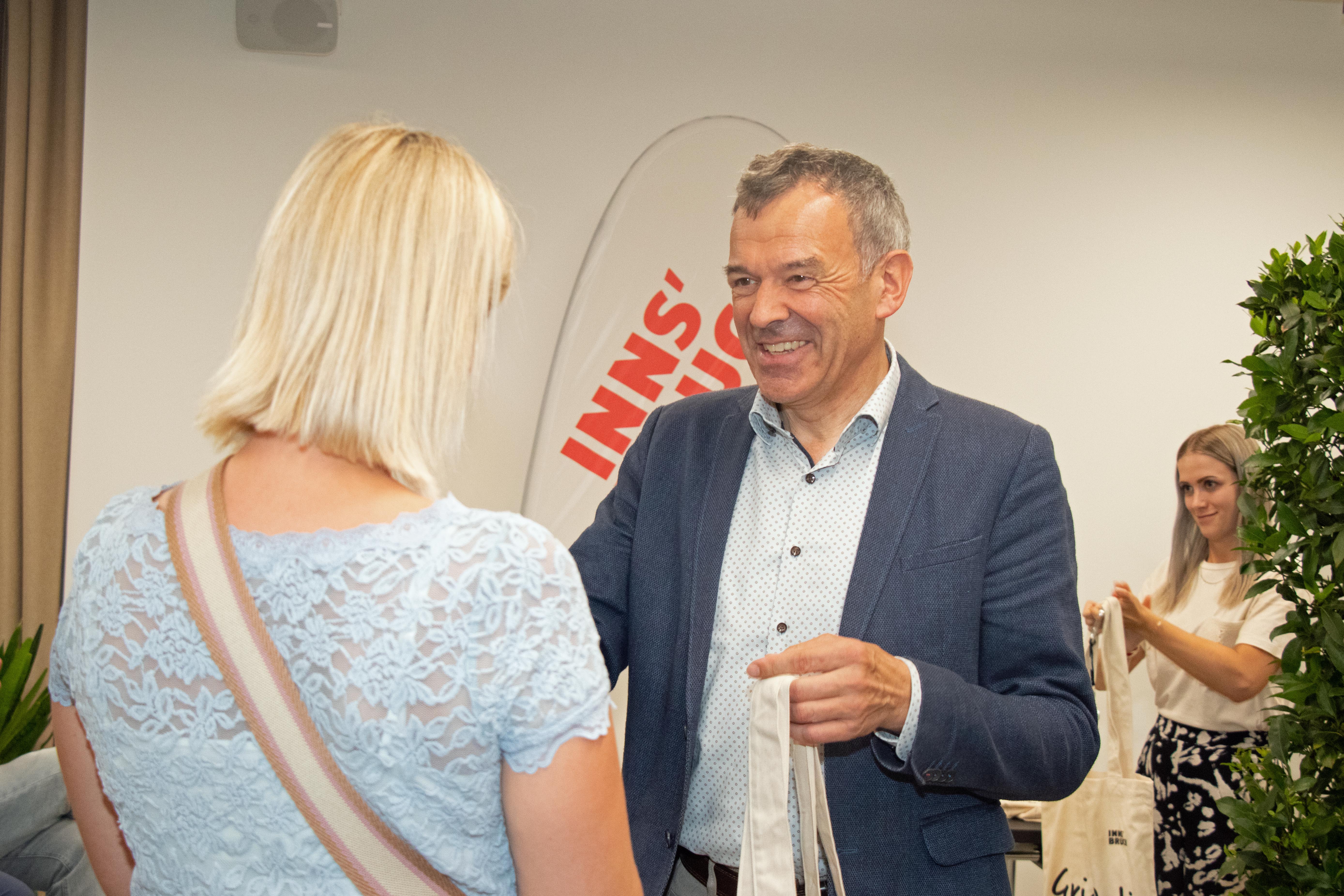 Bürgermeister Georg Willi bei der Schlüsselübergabe.