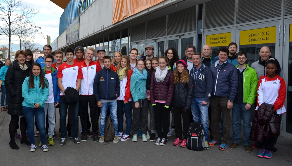 Die Gruppe junger SportlerInnen, ihre TrainerInnen, VertreterInnen des Organisationskomitees der Innsbruck 2016 International Children’s Games sowie des Innsbrucker Sportamts und Vizebürgermeister Christoph Kaufmann wurden von Bürgermeisterin Christine Oppitz-Plörer bei ihrer Abfahrt nach Australien verbschiedet.