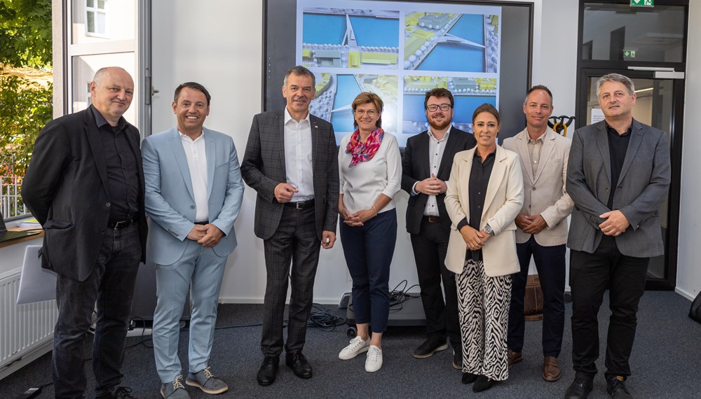 Präsentierten im Rahmen einer Pressekonferenz die Studie zum Projekt Marktviertel (v. l. n. r.): Architekt Thomas Gasser, IIG-Geschäftsführer Franz Danler, Bürgermeister Georg Willi, Stadträtin Christine Oppitz-Plörer, Gemeinderat Benjamin Plach, Gemeinderätin Mariella Lutz, Vizebürgermeister Markus Lassenberger und Architekt Stefan Mayr.