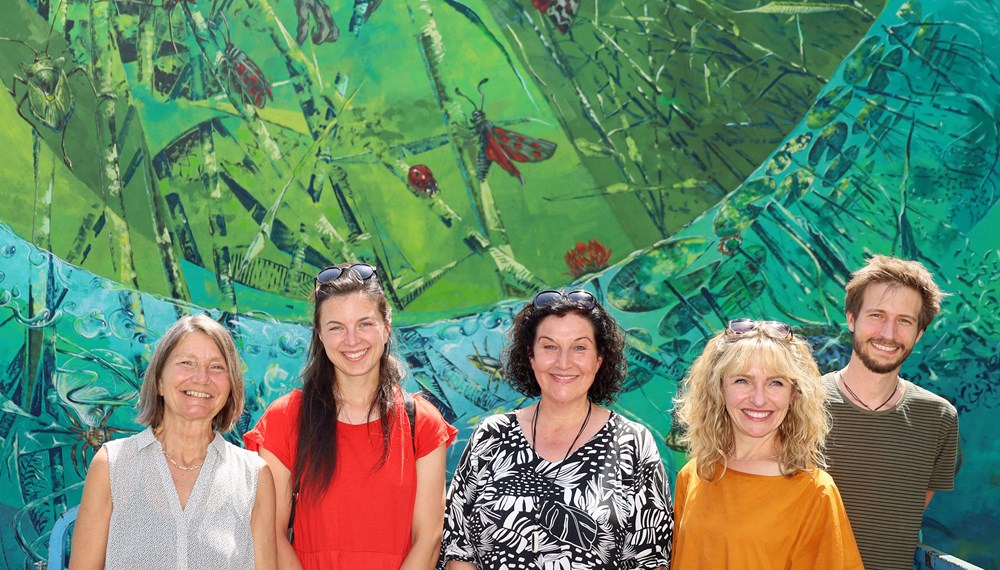 Stadträtin Uschi Schwarzl (l.) gratuliert gemeinsam mit Kulturausschussvorsitzender GRin Irene Heisz, Kulturamtsleiterin Isabelle Brandauer und Markus Margreiter (v.r., Referat Kulturentwicklung und Förderung) den PreisträgerInnen Julia Heinisch (2.v.l.) und Frederic Sontag (nicht am Bild) – alias „Video.Sckre – zu ihrem Mural.
