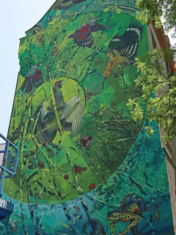Das von den GewinnerInnen gemachte Mural auf der Nordfassade der Mittelschule Ilse-Brüll-Gasse.