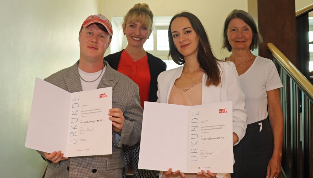 Manuel Zwerger und Ivana Radovanović erhielten das Hilde-Zach-Kompositionsstipendium 2023: Stadträtin Uschi Schwarzl (r.) und Kulturamtsleiterin Isabelle Brandauer (2. v. l.) beglückwünschten die beiden KomponistInnen.