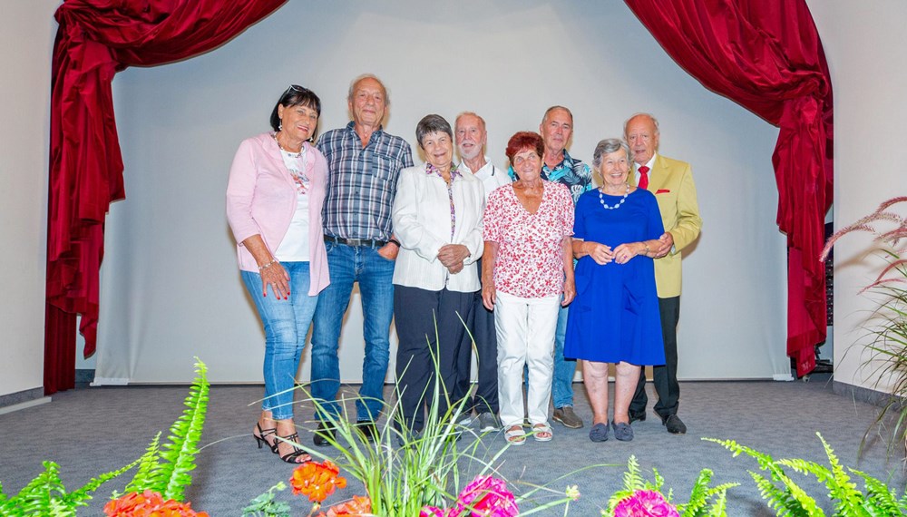 50, 60 sogar 70 Jahre verheiratet, das feiert die Stadt Innsbruck traditionell mit ihren Jubelpaaren. Zum Fest am 19. Juli im Ursulinensaal kamen 25 Paare, die im Sommer 1953, 1958, 1963 oder 1973 geheiratet haben. Der 18. Mai war 1963 ein besonders glückbringender Hochzeitstag, schließlich haben sich damals acht der Anwesenden das Ja-Wort gegeben. Für das leibliche Wohl war gesorgt, Blumenschmuck und Musik kreierten eine festliche Stimmung. Die Möglichkeit miteinander anzustoßen, gemeinsam in Erinnerungen zu schwelgen und Geschichten auszutauschen war zweifellos der Höhepunkt. Ein kleiner Rosenstock zur Erinnerung an den gelungenen Nachmittag - auch ein Symbol für eine Jahrzehnte überdauernde Liebe, begleitete die Jubilarinnen und Jubilare nach der Feier nach Hause.