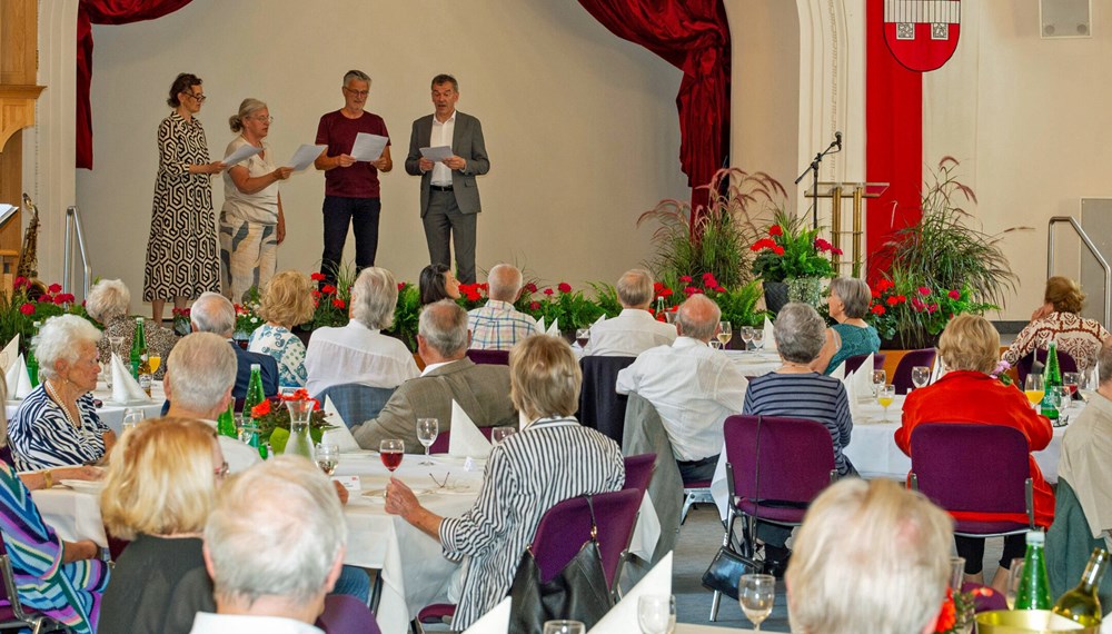 50, 60 sogar 70 Jahre verheiratet, das feiert die Stadt Innsbruck traditionell mit ihren Jubelpaaren. Zum Fest am 19. Juli im Ursulinensaal kamen 25 Paare, die im Sommer 1953, 1958, 1963 oder 1973 geheiratet haben. Der 18. Mai war 1963 ein besonders glückbringender Hochzeitstag, schließlich haben sich damals acht der Anwesenden das Ja-Wort gegeben. Für das leibliche Wohl war gesorgt, Blumenschmuck und Musik kreierten eine festliche Stimmung. Die Möglichkeit miteinander anzustoßen, gemeinsam in Erinnerungen zu schwelgen und Geschichten auszutauschen war zweifellos der Höhepunkt. Ein kleiner Rosenstock zur Erinnerung an den gelungenen Nachmittag - auch ein Symbol für eine Jahrzehnte überdauernde Liebe, begleitete die Jubilarinnen und Jubilare nach der Feier nach Hause.