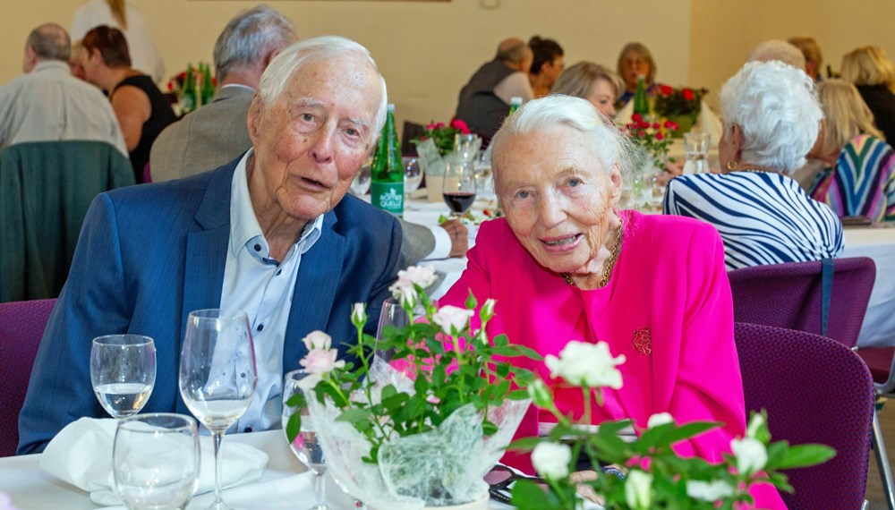 50, 60 sogar 70 Jahre verheiratet, das feiert die Stadt Innsbruck traditionell mit ihren Jubelpaaren. Zum Fest am 19. Juli im Ursulinensaal kamen 25 Paare, die im Sommer 1953, 1958, 1963 oder 1973 geheiratet haben. Der 18. Mai war 1963 ein besonders glückbringender Hochzeitstag, schließlich haben sich damals acht der Anwesenden das Ja-Wort gegeben. Für das leibliche Wohl war gesorgt, Blumenschmuck und Musik kreierten eine festliche Stimmung. Die Möglichkeit miteinander anzustoßen, gemeinsam in Erinnerungen zu schwelgen und Geschichten auszutauschen war zweifellos der Höhepunkt. Ein kleiner Rosenstock zur Erinnerung an den gelungenen Nachmittag - auch ein Symbol für eine Jahrzehnte überdauernde Liebe, begleitete die Jubilarinnen und Jubilare nach der Feier nach Hause.