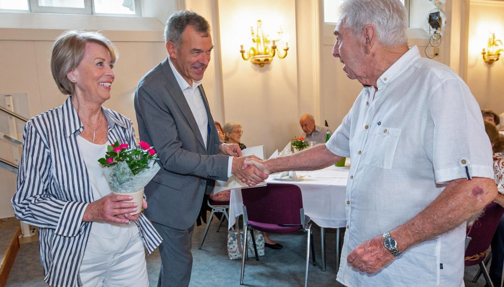 50, 60 sogar 70 Jahre verheiratet, das feiert die Stadt Innsbruck traditionell mit ihren Jubelpaaren. Zum Fest am 19. Juli im Ursulinensaal kamen 25 Paare, die im Sommer 1953, 1958, 1963 oder 1973 geheiratet haben. Der 18. Mai war 1963 ein besonders glückbringender Hochzeitstag, schließlich haben sich damals acht der Anwesenden das Ja-Wort gegeben. Für das leibliche Wohl war gesorgt, Blumenschmuck und Musik kreierten eine festliche Stimmung. Die Möglichkeit miteinander anzustoßen, gemeinsam in Erinnerungen zu schwelgen und Geschichten auszutauschen war zweifellos der Höhepunkt. Ein kleiner Rosenstock zur Erinnerung an den gelungenen Nachmittag - auch ein Symbol für eine Jahrzehnte überdauernde Liebe, begleitete die Jubilarinnen und Jubilare nach der Feier nach Hause.