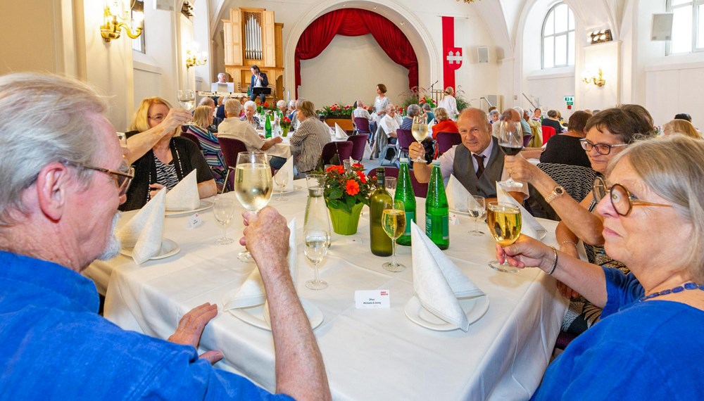 50, 60 sogar 70 Jahre verheiratet, das feiert die Stadt Innsbruck traditionell mit ihren Jubelpaaren. Zum Fest am 19. Juli im Ursulinensaal kamen 25 Paare, die im Sommer 1953, 1958, 1963 oder 1973 geheiratet haben. Der 18. Mai war 1963 ein besonders glückbringender Hochzeitstag, schließlich haben sich damals acht der Anwesenden das Ja-Wort gegeben. Für das leibliche Wohl war gesorgt, Blumenschmuck und Musik kreierten eine festliche Stimmung. Die Möglichkeit miteinander anzustoßen, gemeinsam in Erinnerungen zu schwelgen und Geschichten auszutauschen war zweifellos der Höhepunkt. Ein kleiner Rosenstock zur Erinnerung an den gelungenen Nachmittag - auch ein Symbol für eine Jahrzehnte überdauernde Liebe, begleitete die Jubilarinnen und Jubilare nach der Feier nach Hause.