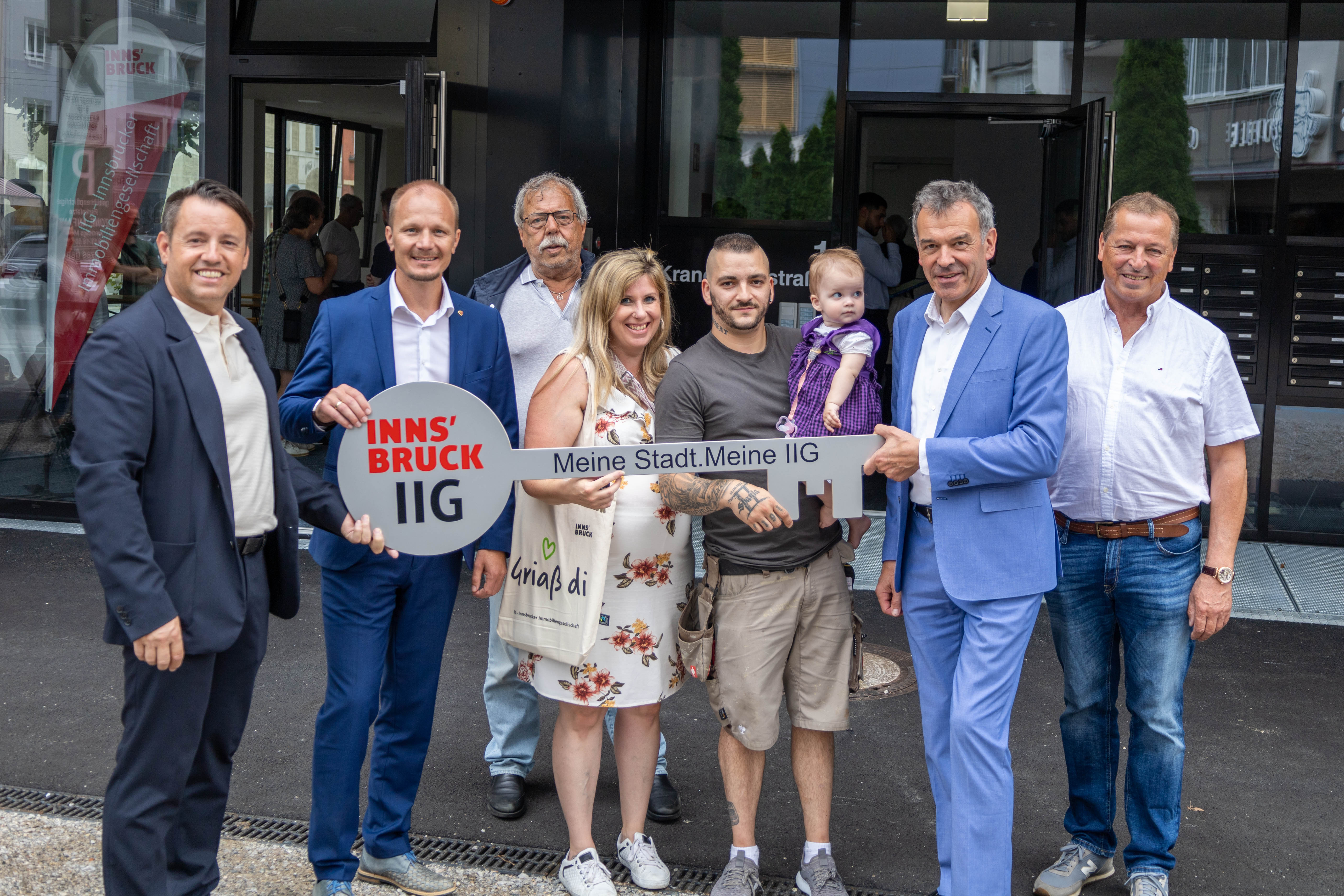 Gratulieren der Familie zum neuen Zuhause: IIG-Geschäftsführer Franz Danler, Vizebürgermeister Johannes Anzengruber, Gemeinderat Gerhard Fritz, Isabella und Michael Bernarello mit ihrer Tochter Shania, Bürgermeister Georg Willi und Gemeinderat Helmut Buchacher.