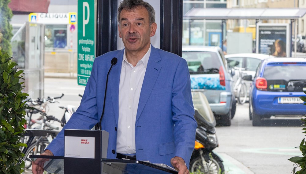 Bürgermeister Georg Willi begrüßte die neuen BewohnerInnen des Hauses.