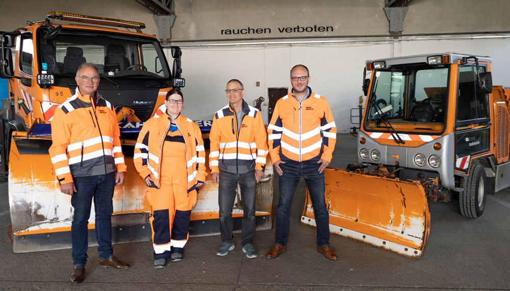 Amtsleiter Peter Hölzl, Straßenreinigerin Barbara Reinalter, Straßenmeister Siegfried Flörl und Referent Christoph Gruber (Bauhöfe) arbeiten im Innsbrucker Straßenbetrieb