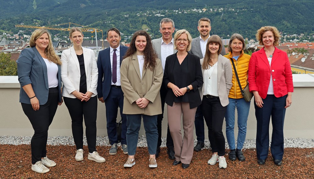 Verschafften sich einen Überblick über das Eichhof-Areal (v.l.): Jaqueline Matijevic (Sektion III, BMK), Katrin Bolovich (Sektion III, BMK), IIG-Chef Franz Danler, Jasmin Kompatscher (Büroleiterin Bürgermeisterbüro), Bürgermeister Georg Willi, Bundesministerin Leonore Gewessler, Thomas Zajc (Büroleiter Magistratsdirektion), IIG-Nachhaltigkeitsbeauftragte Leandra Jänicke, Umwelt- und Mobilitätsstadträtin Uschi Schwarzl und Magistratsdirektorin Gabriele Herlitschka.