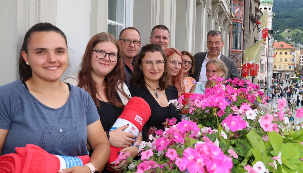 Die städtischen Lehrlinge Lina Brindlinger, Jasmin Mair, Romana Leitner, Isabella Horvat und Maria Eller (v.l.n.r.) sowie Raphael Prem (nicht am Foto) und Luca Gutensohn (nicht am Foto) haben das Berufsschuljahr mit ausgezeichnetem Erfolg oder gutem Erfolg abgeschlossen. Bürgermeister Georg Willi (r.) gratulierte gemeinsam mit der Lehrlingsbeauftragten Sabine Flossmann (3.v.r.), Personalamtsleiter Wolfgang Hödl (5.v.r.) und Robert Mair (Grünanlagen, 3.v.l.) und überreichten den Lehrlingen ein rotes Handtuch sowie einen 20 Euro Eis-Gutschein als kleines Dankeschön.