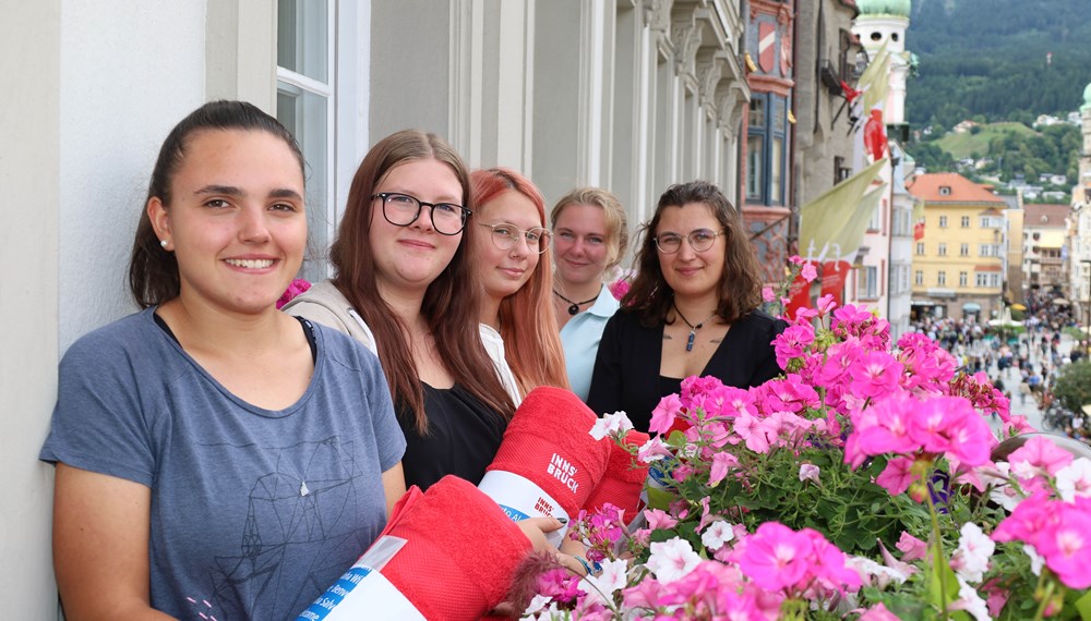 Die städtischen Lehrlinge Lina Brindlinger, Jasmin Mair, Romana Leitner, Isabella Horvat und Maria Eller (v.l.n.r.) sowie Raphael Prem (nicht am Foto) und Luca Gutensohn (nicht am Foto) haben das Berufsschuljahr mit ausgezeichnetem Erfolg oder gutem Erfolg abgeschlossen. Bürgermeister Georg Willi (r.) gratulierte gemeinsam mit der Lehrlingsbeauftragten Sabine Flossmann (3.v.r.), Personalamtsleiter Wolfgang Hödl (5.v.r.) und Robert Mair (Grünanlagen, 3.v.l.) und überreichten den Lehrlingen ein rotes Handtuch sowie einen 20 Euro Eis-Gutschein als kleines Dankeschön.