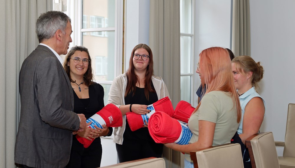 Die städtischen Lehrlinge Lina Brindlinger, Jasmin Mair, Romana Leitner, Isabella Horvat und Maria Eller (v.l.n.r.) sowie Raphael Prem (nicht am Foto) und Luca Gutensohn (nicht am Foto) haben das Berufsschuljahr mit ausgezeichnetem Erfolg oder gutem Erfolg abgeschlossen. Bürgermeister Georg Willi (r.) gratulierte gemeinsam mit der Lehrlingsbeauftragten Sabine Flossmann (3.v.r.), Personalamtsleiter Wolfgang Hödl (5.v.r.) und Robert Mair (Grünanlagen, 3.v.l.) und überreichten den Lehrlingen ein rotes Handtuch sowie einen 20 Euro Eis-Gutschein als kleines Dankeschön.