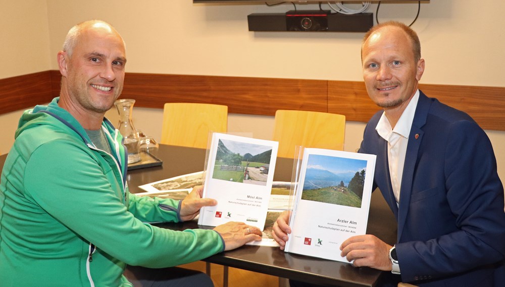 Ein Projekt mit Vorbildwirkung: Der „Naturschutzplan Alm“ wurde in Zusammenarbeit von Naturpark Karwendel sowie den städtischen AlmpächterInnen erarbeitet. Vizebürgermeister Johannes Anzengruber und Anton Heufelder (Geschäftsführer des Naturparks Karwendel, li.) freuen sich auf die Umsetzung bis 2025.