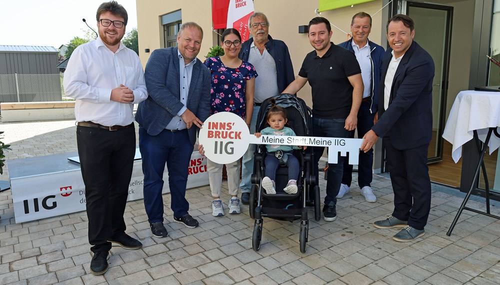 Die neuen MieterInnen freuen sich gemeinsam mit (v.l.n.r.) den Gemeinderäten Benjamin Plach, Lucas Krackl, Gerhard Fritz, Helmut Buchacher und IIG-Geschäftsführer Franz Danler über die Wohnungen.
