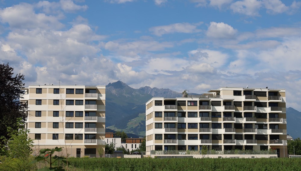 Der Neubau Tiergartenstraße 60 (l.).
