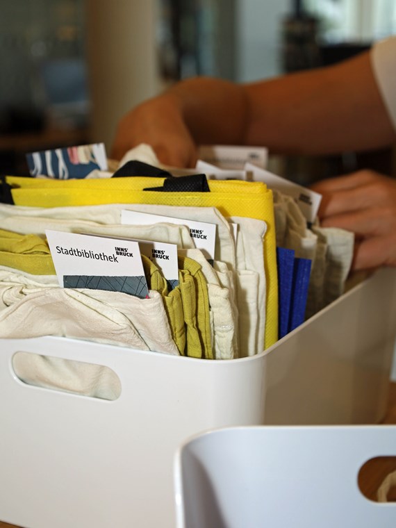 Steckt alle in die Tasche: Mehrweg und Re-Use werden in der Stadtbibliothek Innsbruck großgeschrieben.