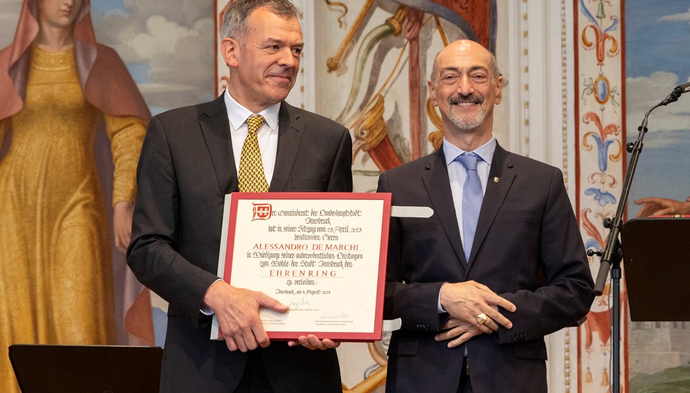 Alessandro de Marchi nahm den Ehrenring der Stadt Innsbruck von Bürgermeister Georg Willi entgegen.