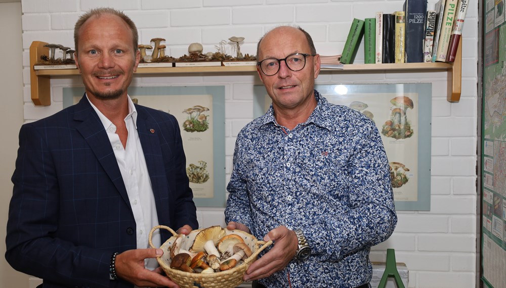 Gut beraten bei der Stadt Innsbruck: Die Pilzberatung im 1. Stock der Markthalle ist eine wertvolle Einrichtung für alle SchwammerlsucherInnen. Im Bild: Andreas Nussbaumer (re.) und Vizebürgermeister Johannes Anzengruber.