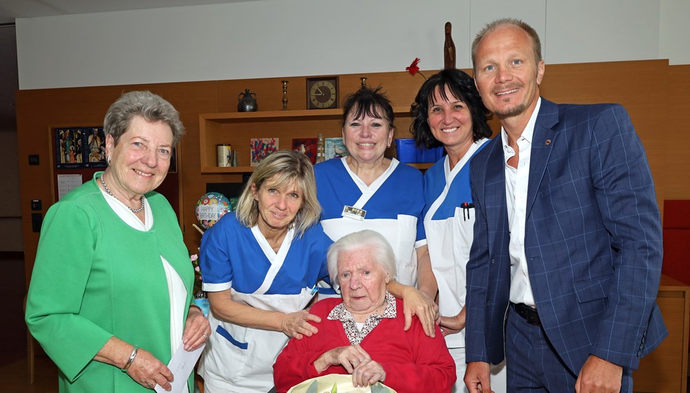 Innsbrucks Vizebürgermeister Johannes Anzengruber (r.) gratuliert Elfriede Herza (m.) gemeinsam mit ihrer Tochter (l.) und ihren Pflegerinnen zum 102. Geburtstag im Pflegeheim St. Vinzenz.