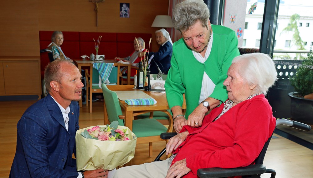 Vizebürgermeister Johannes Anzengruber übergibt der Jubilarin Elfriede Herza einen Blumenstrauß im Beisein ihrer Tocher.