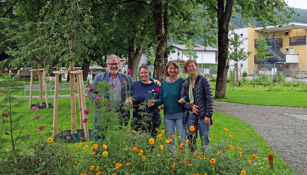 Der neue „Garten des Friedens“ am Pradler Friedhof ermöglicht eine naturnahe Bestattung. Im Bild: Alexander Legniti, Sabrina Moser-Hirner, Stadträtin Uschi Schwarzl und Lisa Stöllnberger.