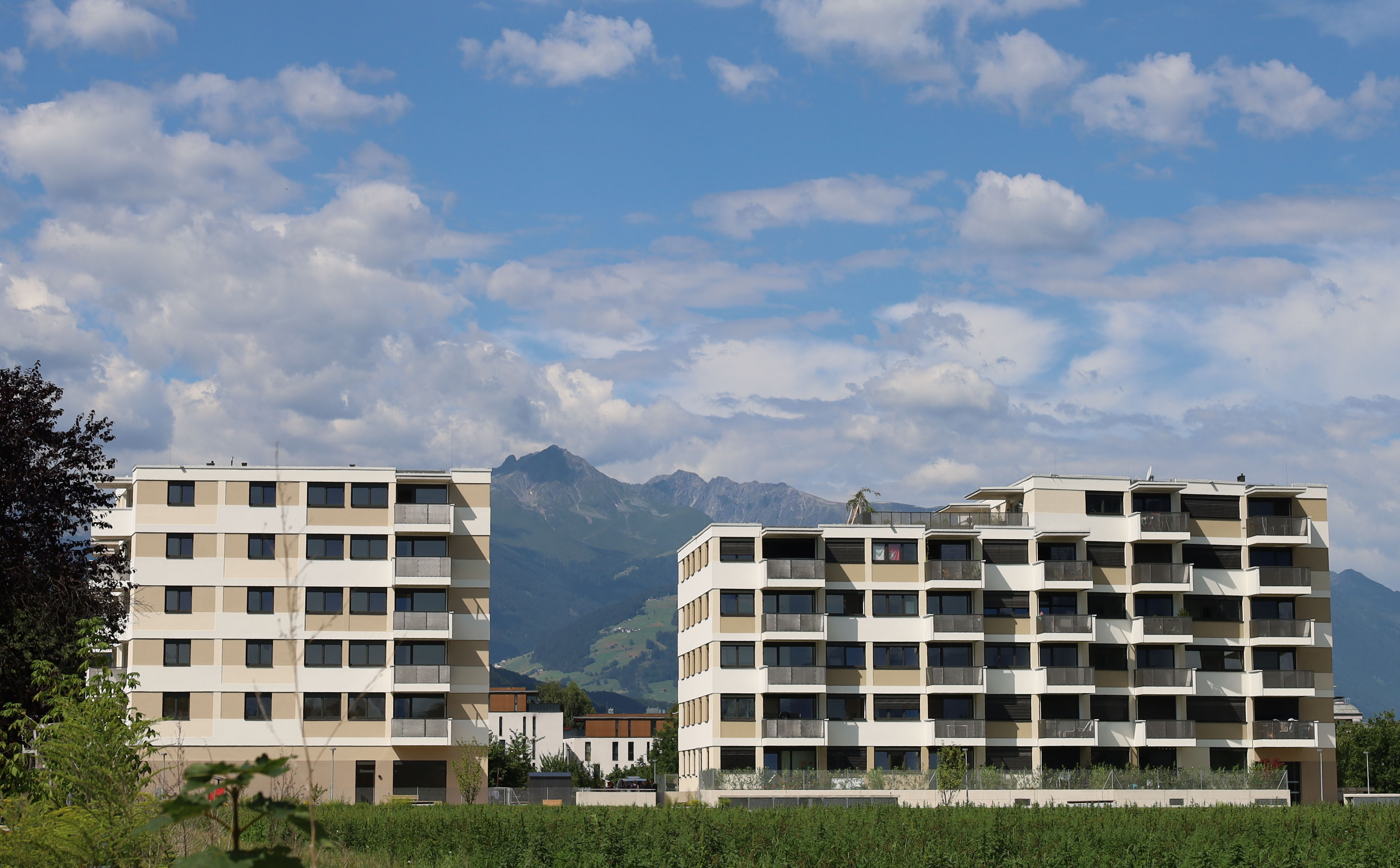 Die Stadt Innsbruck vergibt Wohnungen zum leistbaren Preis - zuletzt etwa im Neubau Tiergartenstraße 60 (l.)