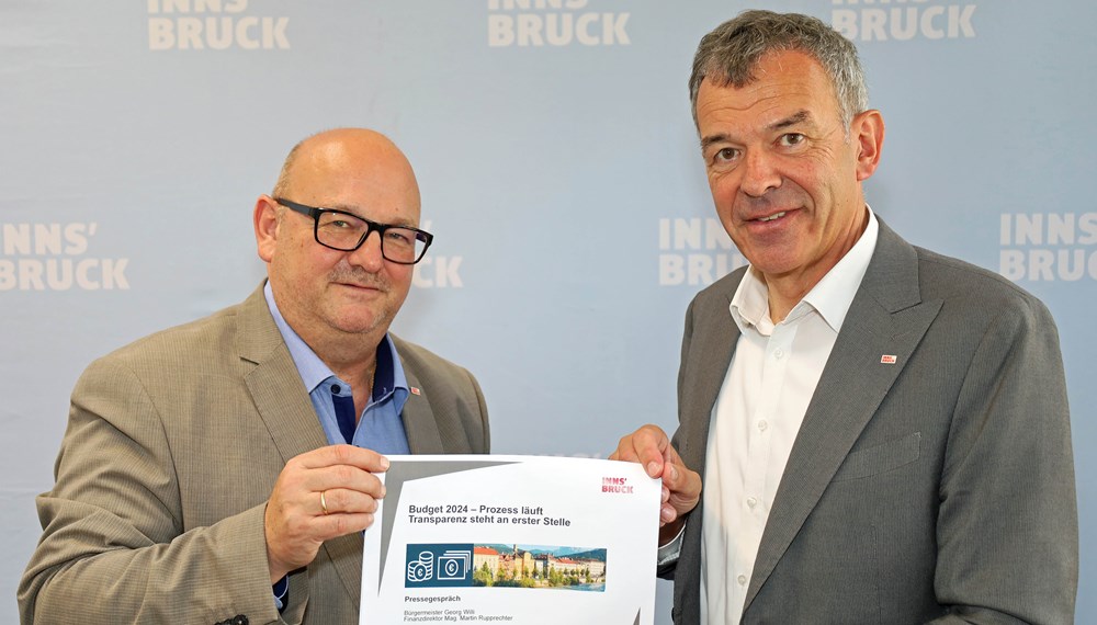 Bürgermeister Georg Willi (l.) und Finanzdirektor Martin Rupprechter (r.) geben einen Einblick in die Budgeterstellung der Stadt Innsbruck für das Jahr 2024.